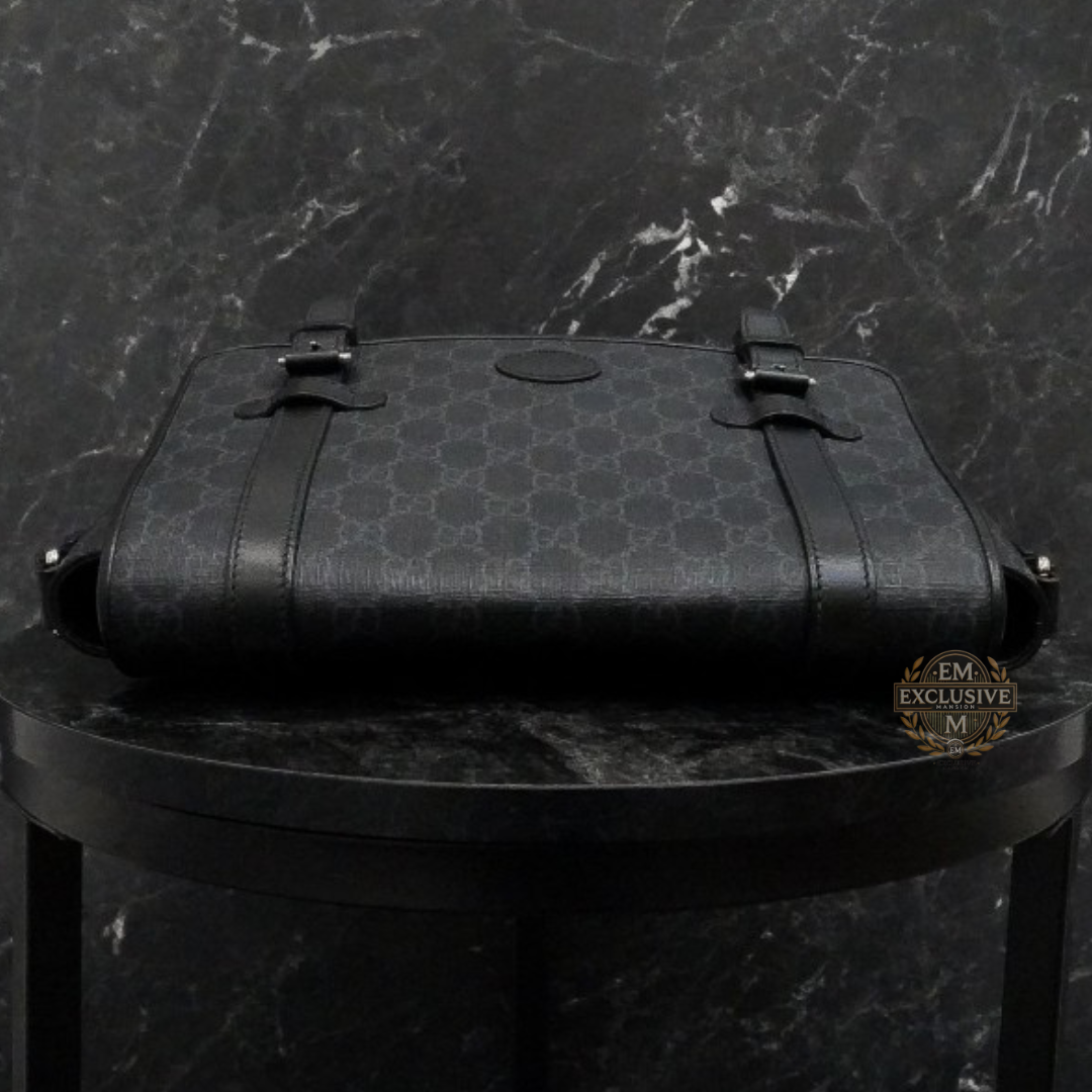 GG Supreme Canvas Medium Messenger Bag