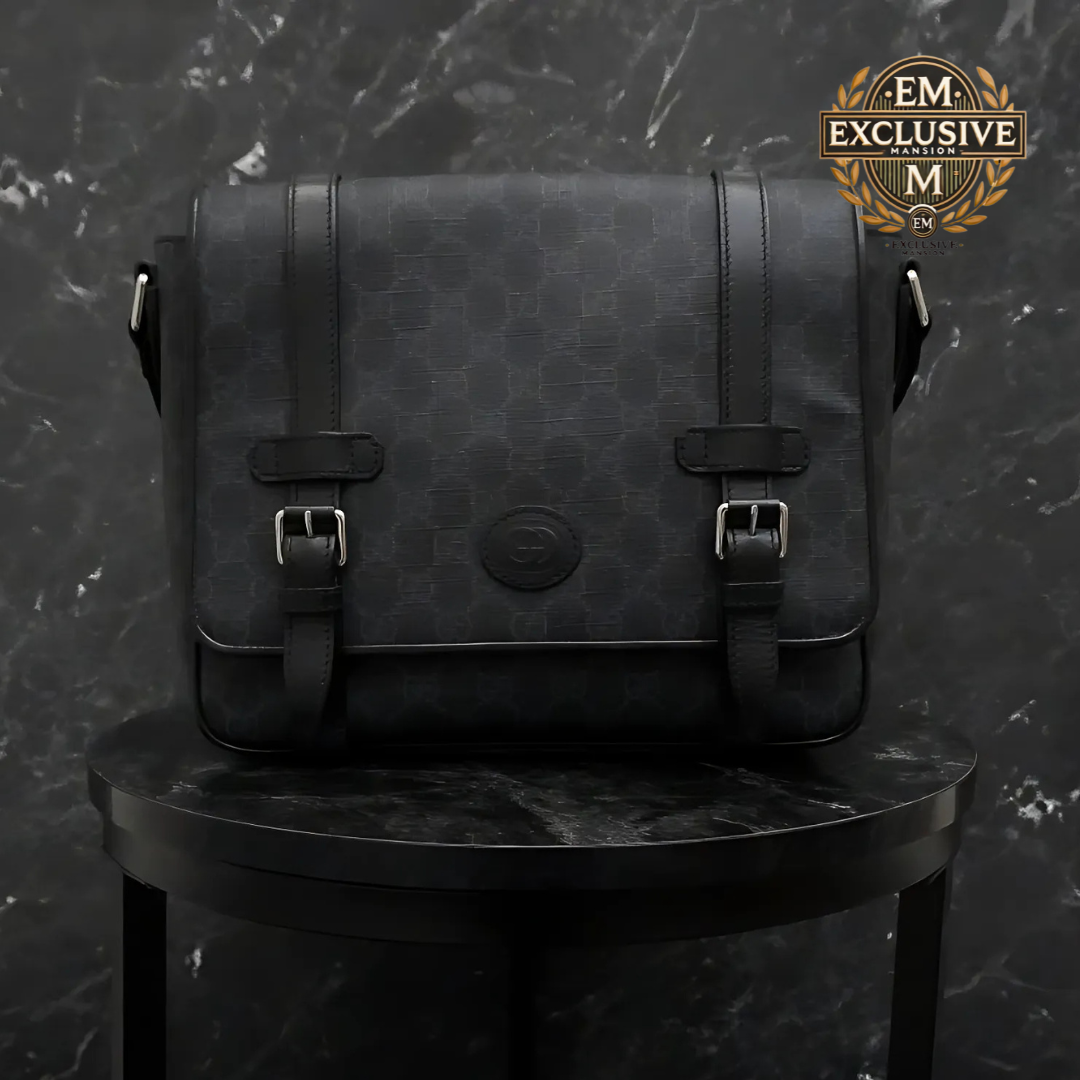 GG Supreme Canvas Medium Messenger Bag