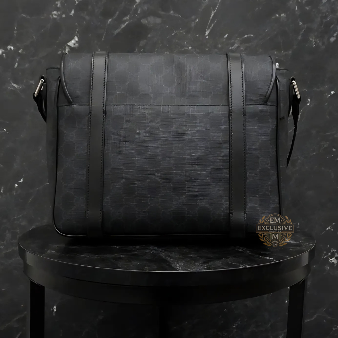 GG Supreme Canvas Medium Messenger Bag