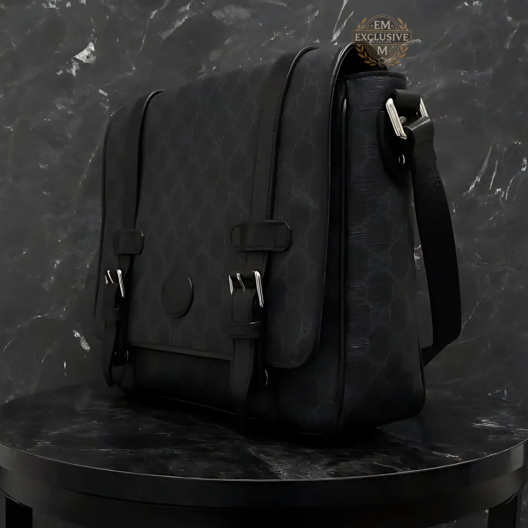 GG Supreme Canvas Medium Messenger Bag